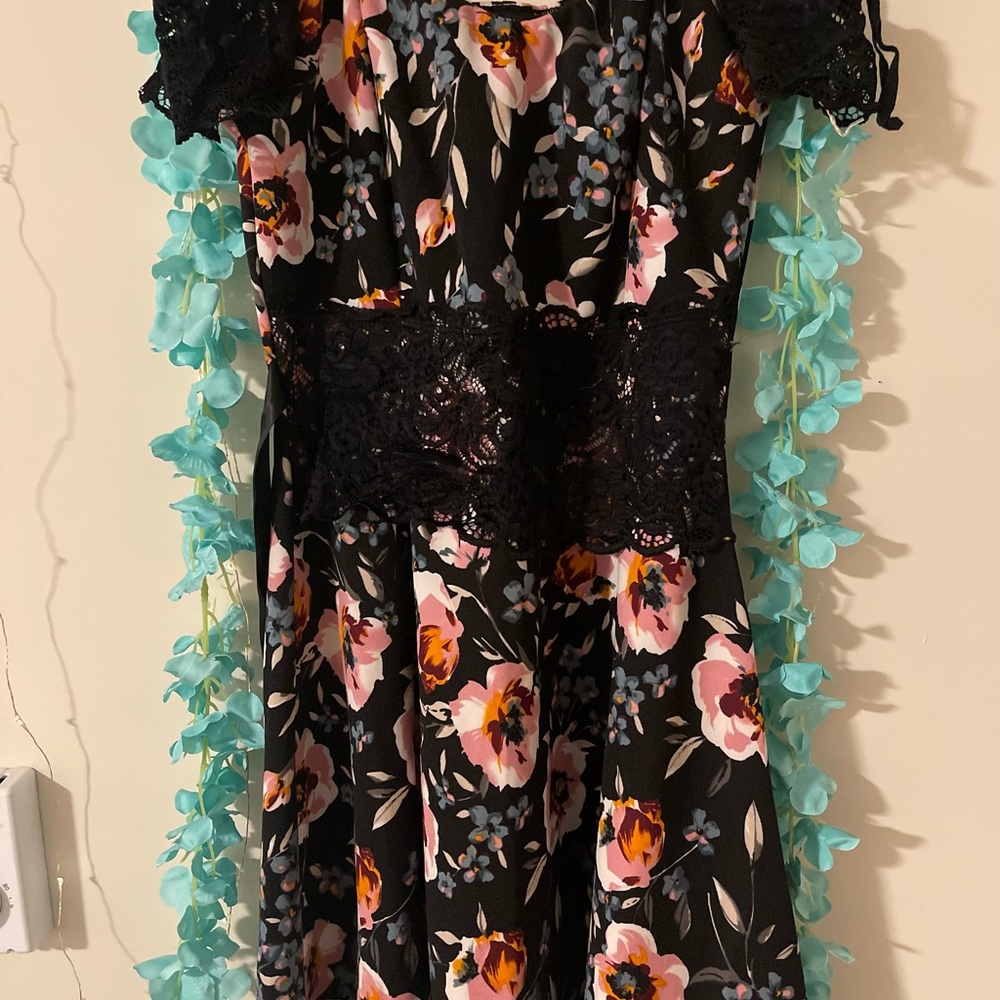 Floral dress with shoulders aside